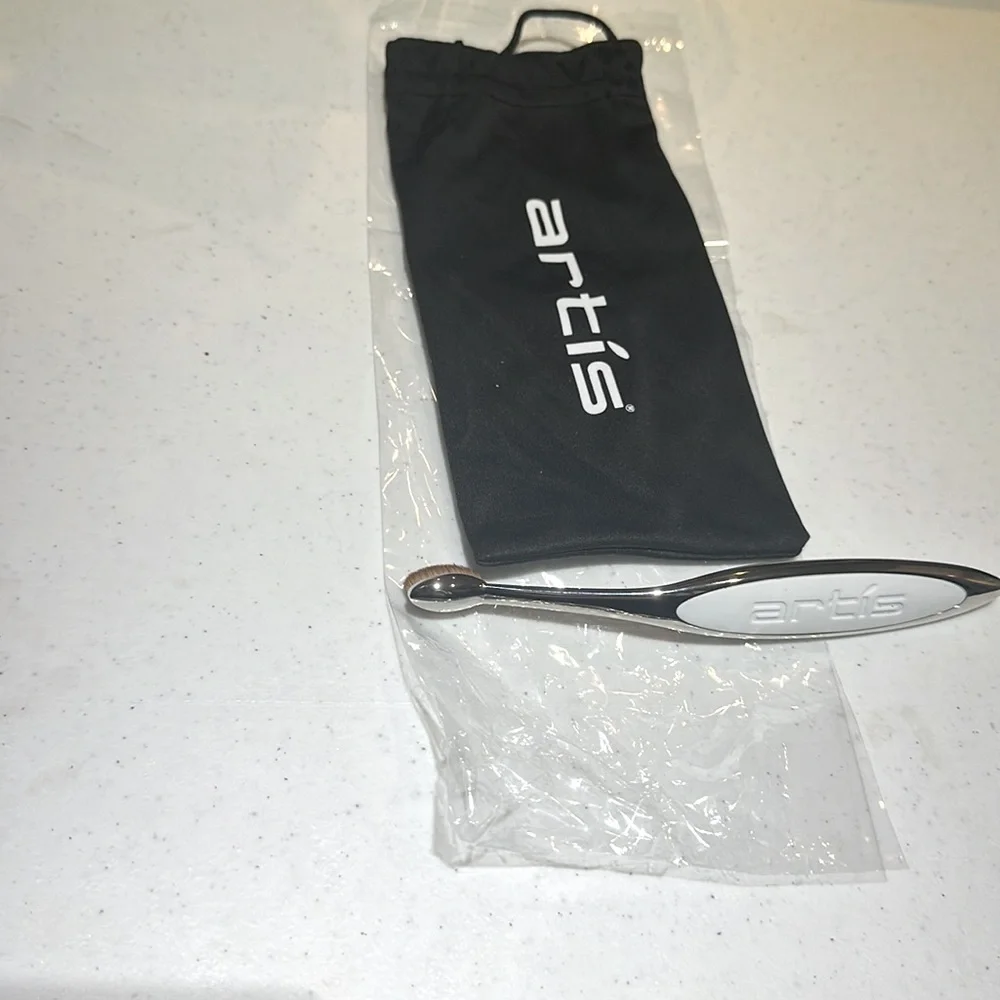 Artis Elite Oval 3 makeup brush